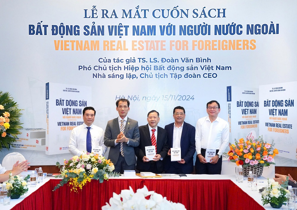 TS.LS. Đoàn Văn Bình ra mắt sách song ngữ “Bất động sản Việt Nam với người nước ngoài” và ủng hộ quỹ “Ngày mai tươi sáng” - Tập đoàn CEO